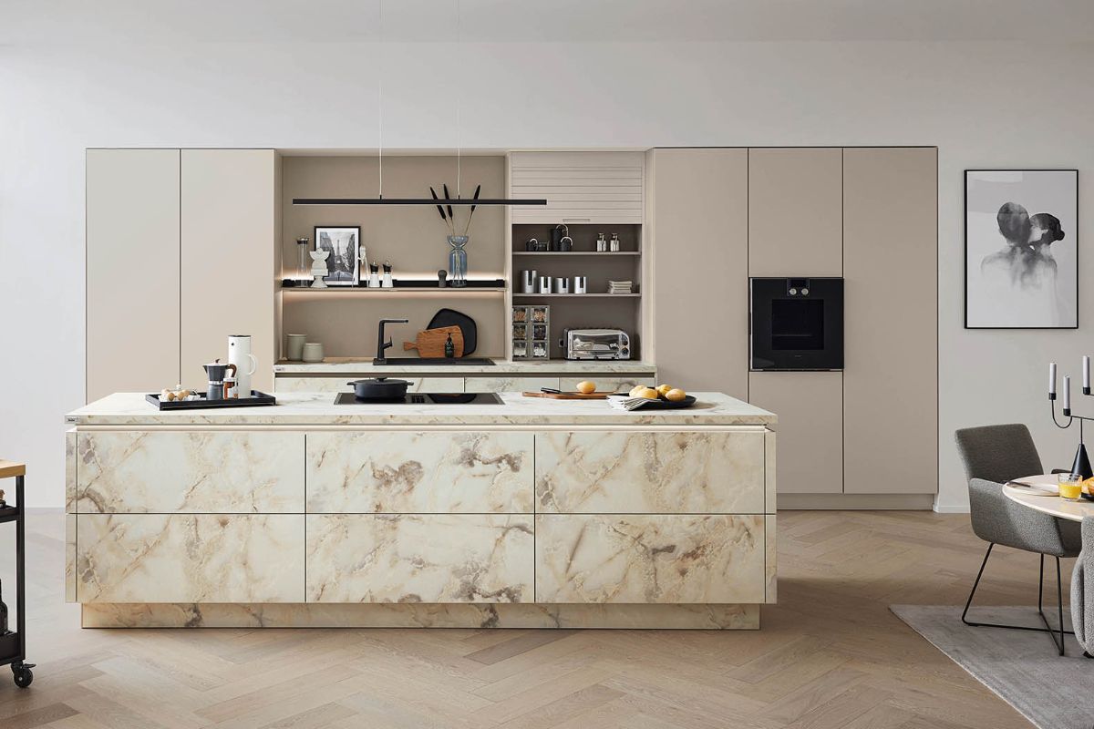 Ballerina Küche mit Marmor-Kücheninsel - Premium Design
