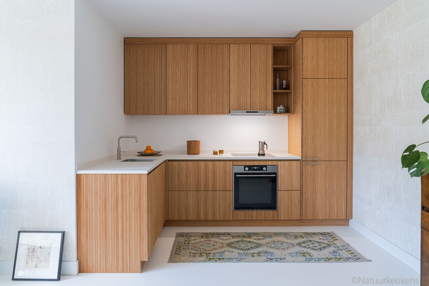 Minimalistische Holzküche mit integrierter Berbel Haube