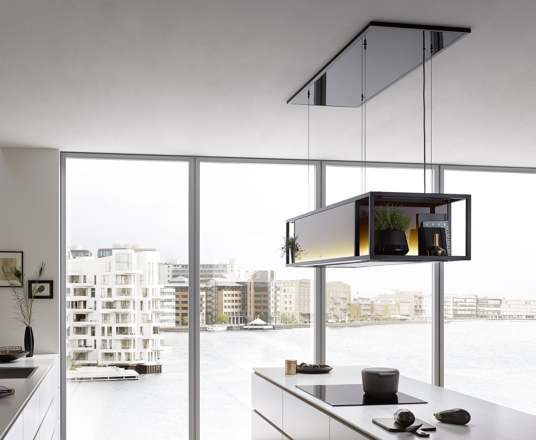 Berbel Skyline Frame Inselhaube schwebt über Kochinsel mit Stadtpanorama