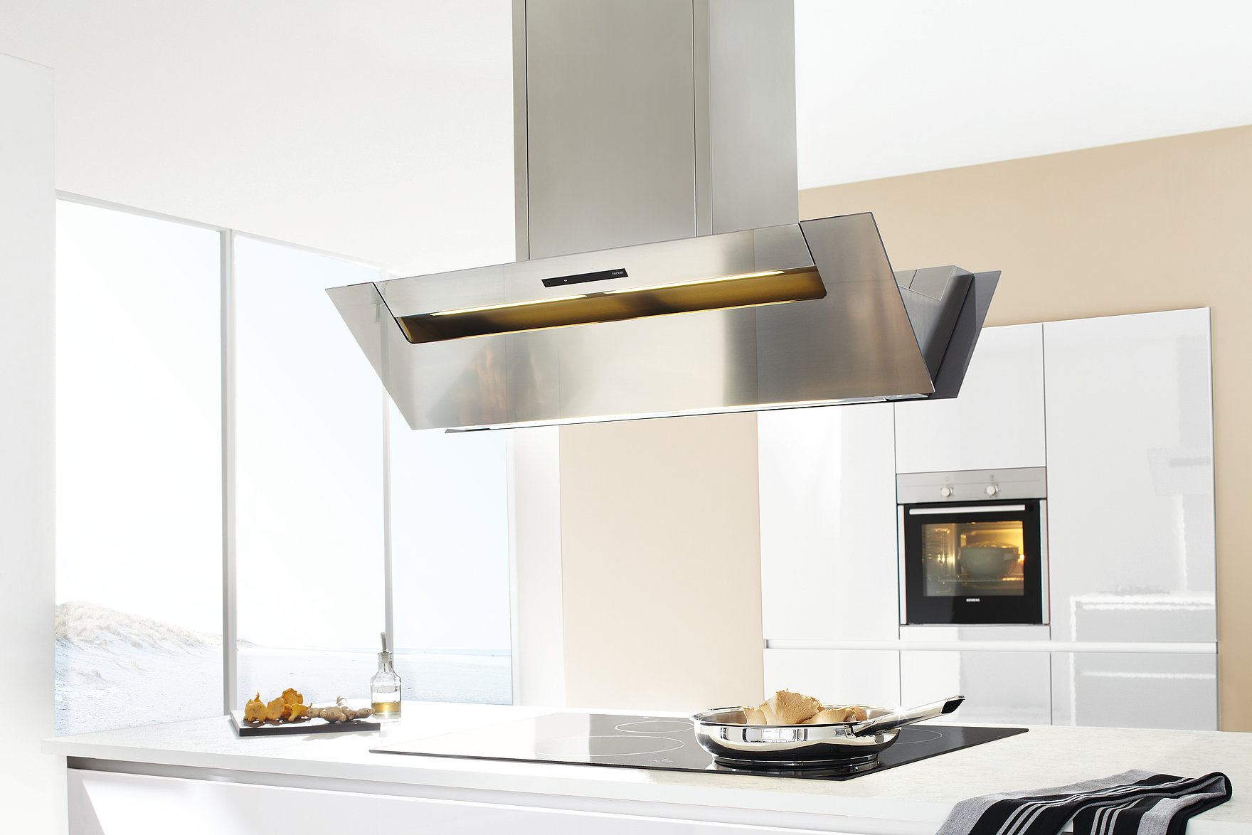 Berbel Inselhaube in Silbermetallic über Kochinsel am Meer