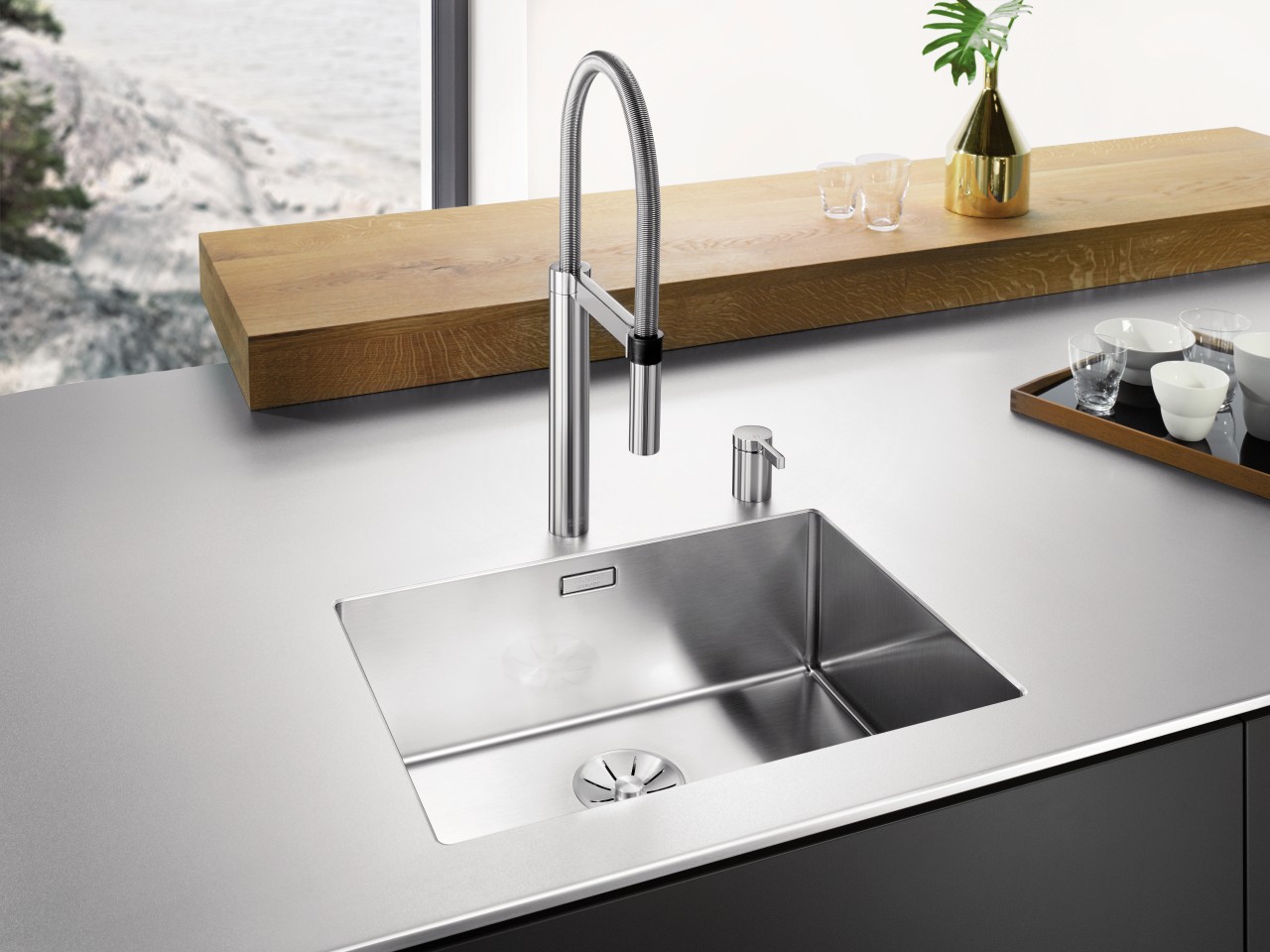 Blanco Edelstahlspüle mit Schlauchbrause und Meerblick