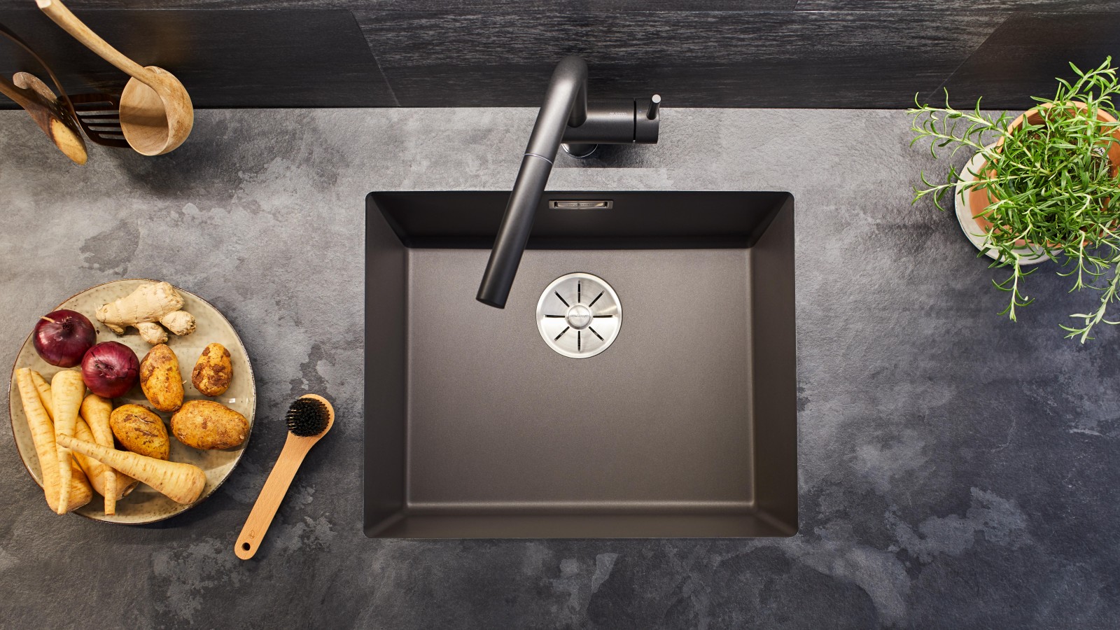 Blanco Silgranit Spüle in Anthrazit mit schwarzer Armatur und frischem Gemüse