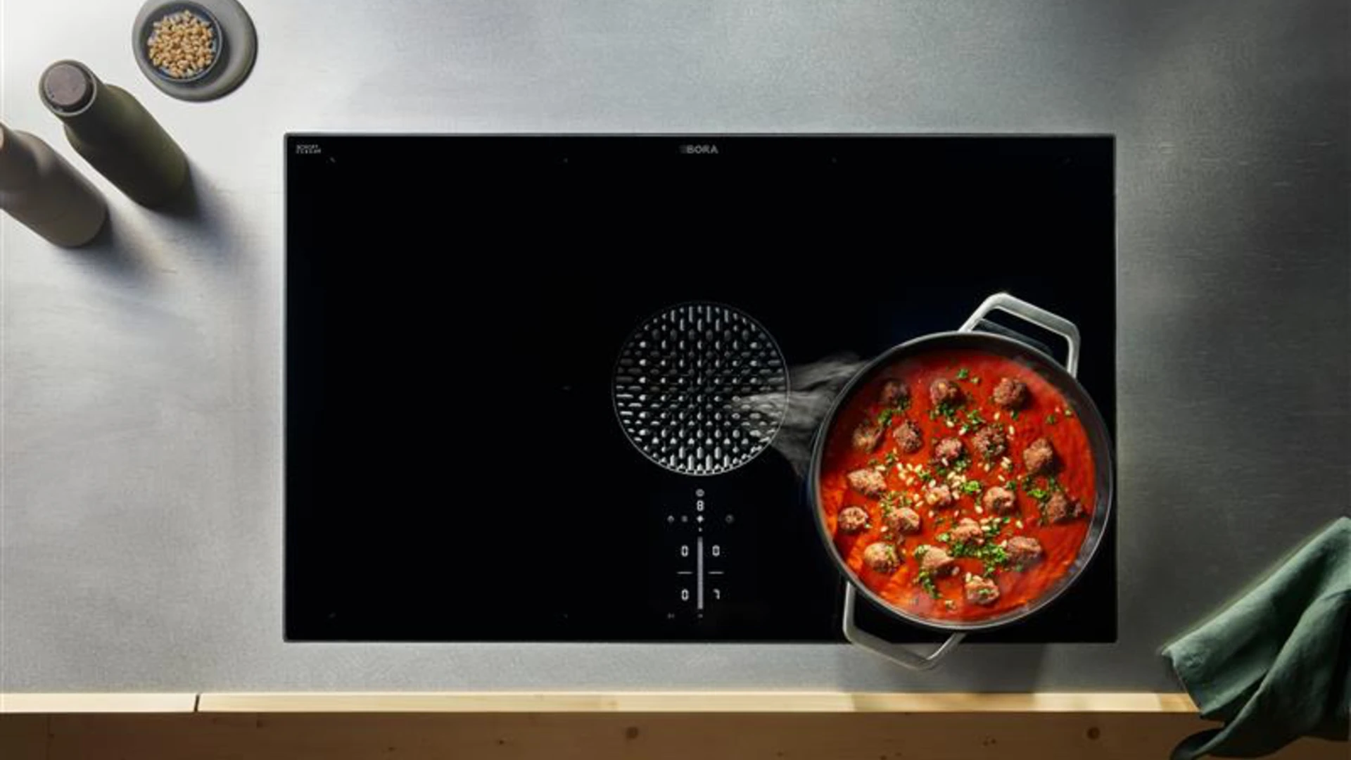 Bora Kochfeld mit Schmorpfanne und Dampfabzug in Aktion