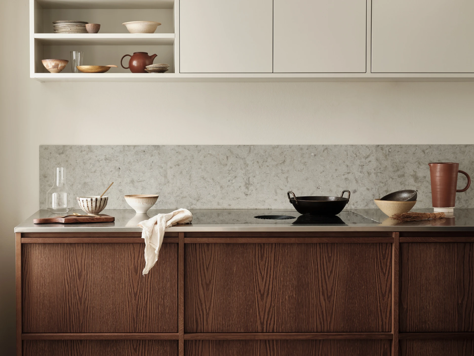 Skandinavische Küche mit warmem Holz und Bora Kochfeld