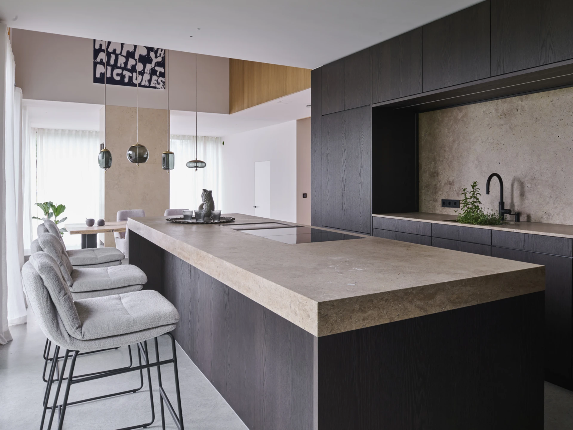 Moderne dunkle Küche mit Bora Kochfeld und Barhockern