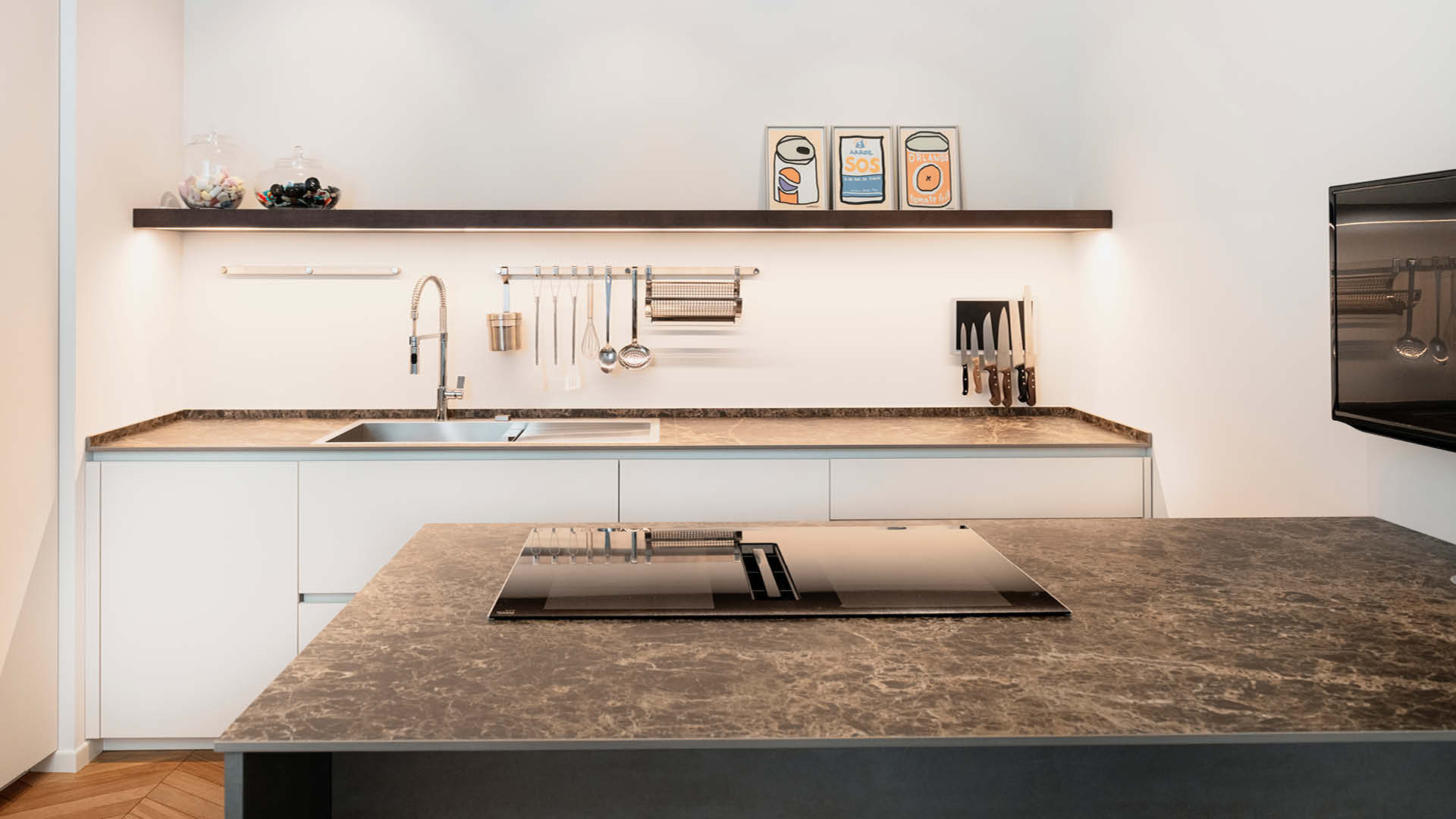 Laminam Küche mit dunkler Steinoptik und Kochinsel