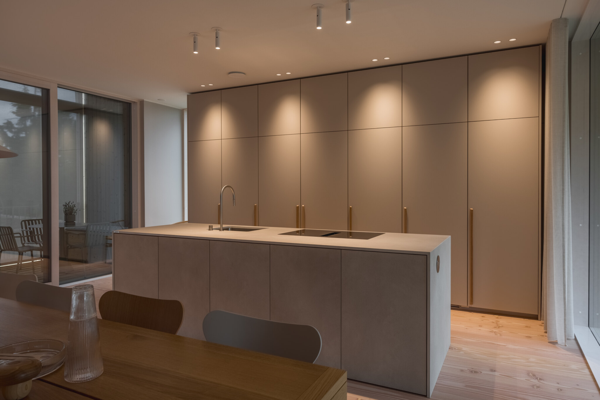 Laminam in finnischer Villa mit warmem Lichtdesign