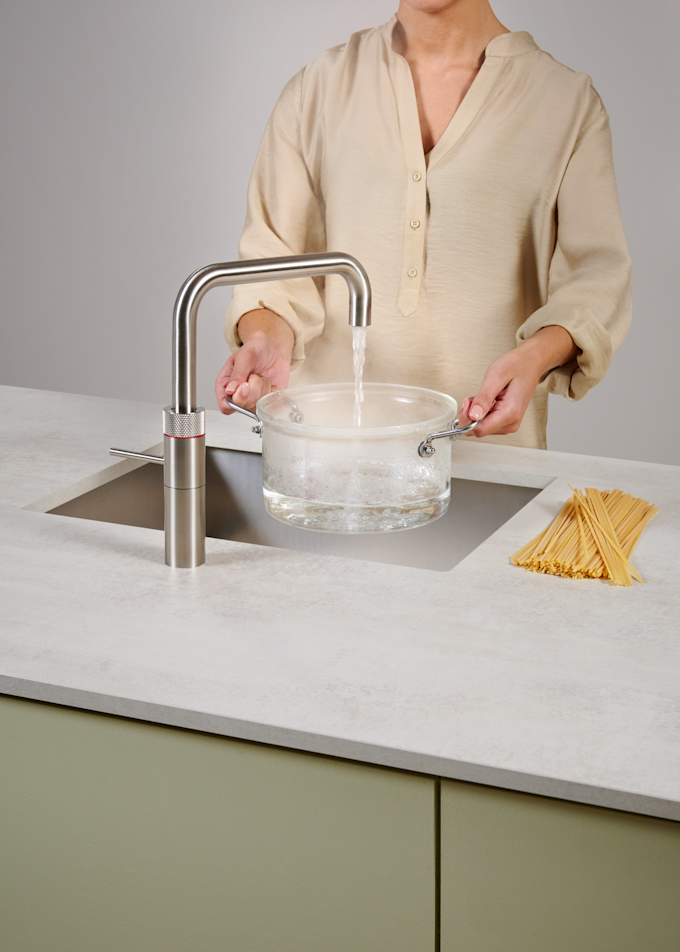 Quooker Fusion Square in Edelstahl beim Pasta kochen
