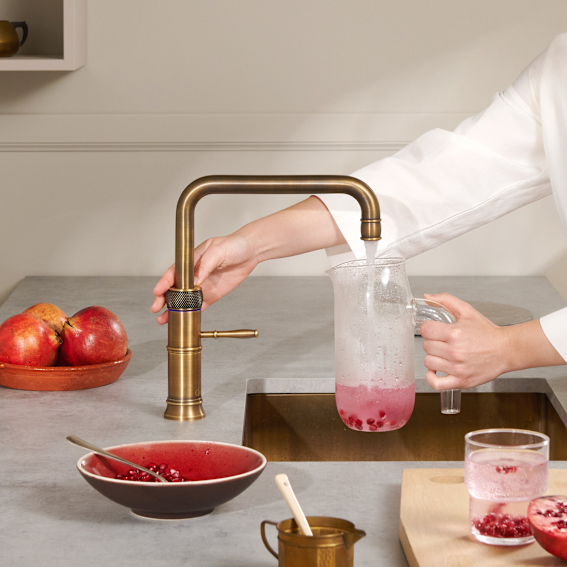 Quooker Classic Fusion Square in Patinated Brass mit Granatapfel-Sprudelwasser