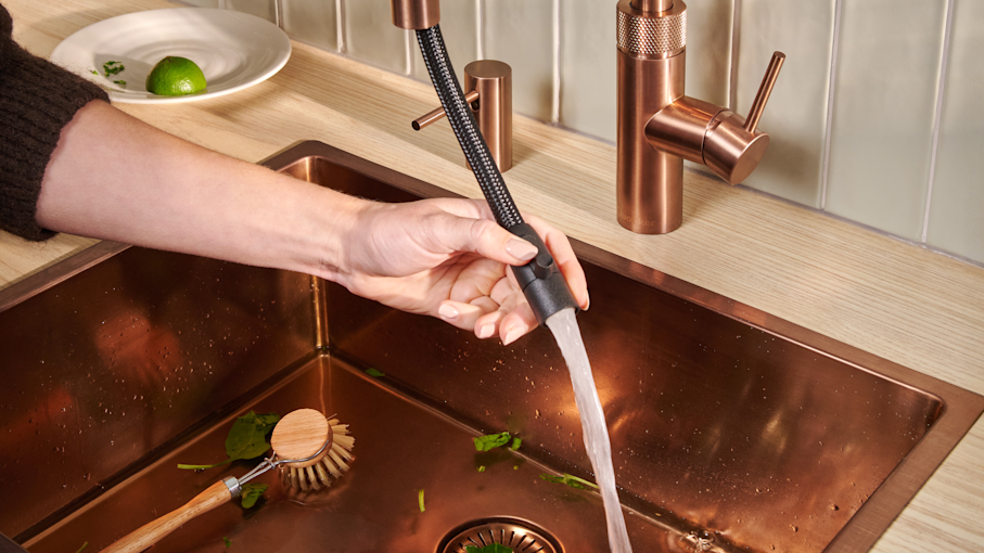 Quooker Flex in Rose Copper beim Spüle reinigen