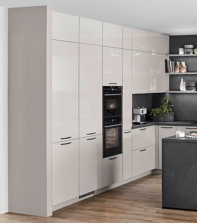 Hochglanz-Fronten in hellem Taupe