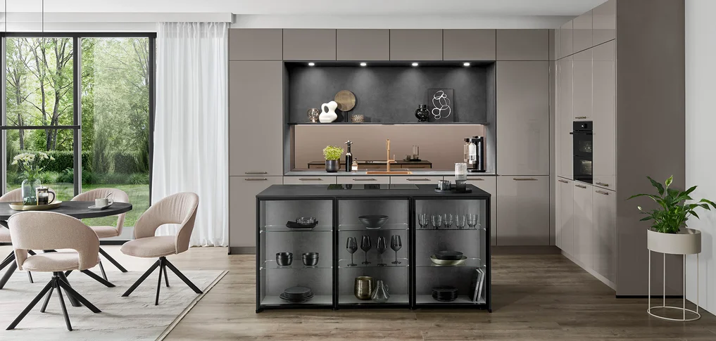 Nobilia Küche in elegantem Taupe mit Glasvitrine
