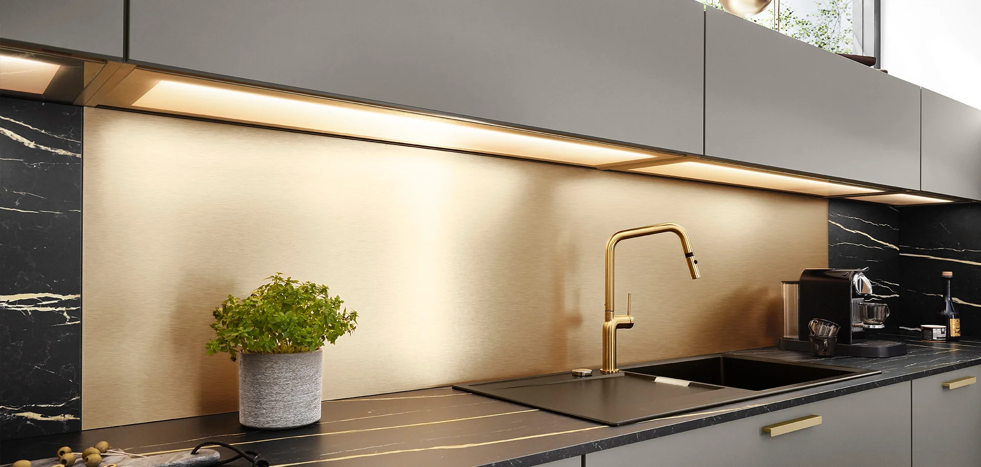 Goldene Nischenverkleidung mit schwarzem Marmor