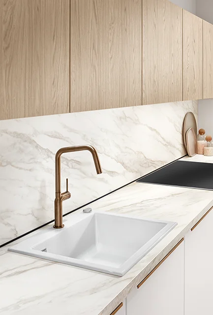 Marmor-Arbeitsplatte mit Messing-Armatur