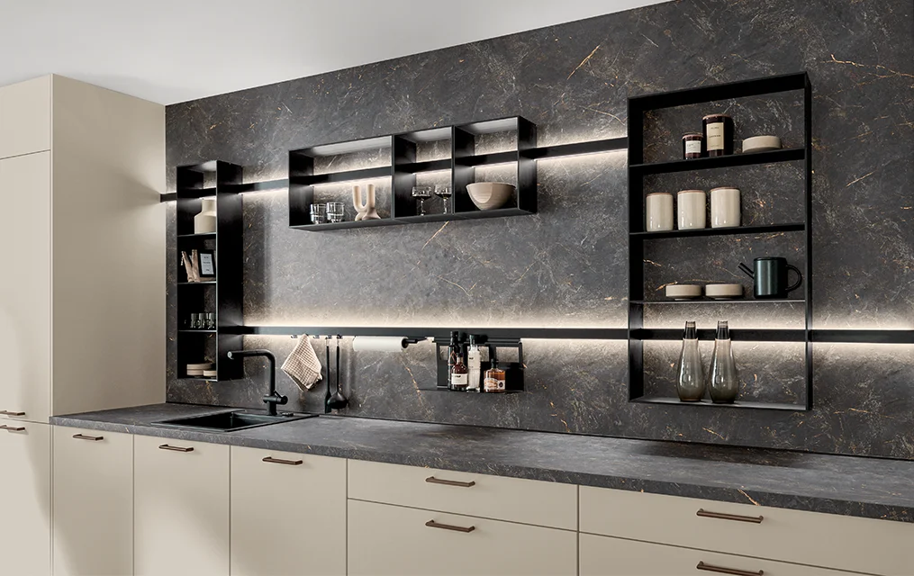 Modernes Regalsystem in dunklem Marmor-Design